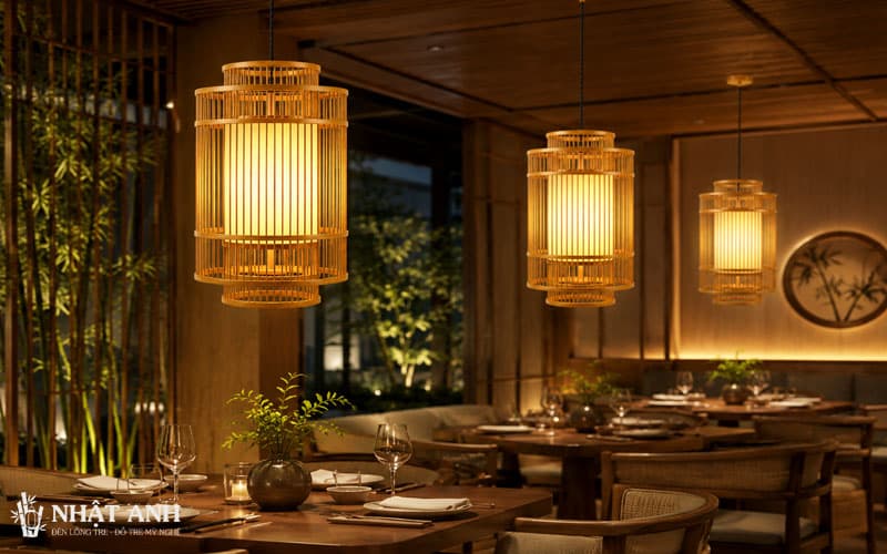 Đèn Hai Tầng tre đan phù hợp decor nhà hàng truyền thống, tạo ánh sáng vàng ấm, tôn vẻ đẹp món ăn và hoàn thiện không gian ẩm thực Việt