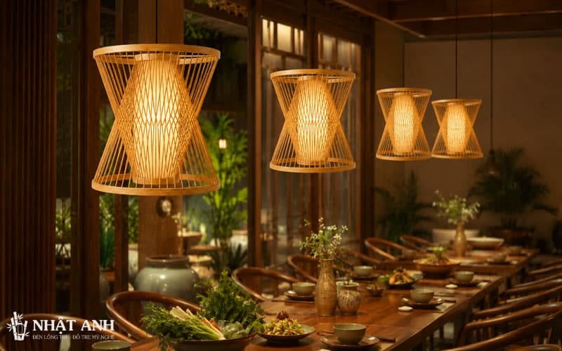 Đèn Mây Tre Hình Chuông Gom Sáng phù hợp nhà hàng truyền thống, nhà hàng chay, quán đặc sản với ánh sáng vàng ấm, gom sáng đẹp cho bàn ăn
