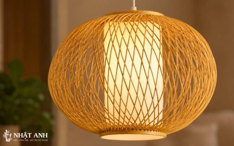 Đèn Tre Hình Đĩa Bay Chống Mọt có thiết kế dẹt ngang độc đáo, nan tre tự nhiên xử lý bền đẹp, ánh sáng dịu nhẹ phù hợp cafe, nhà hàng, resort.