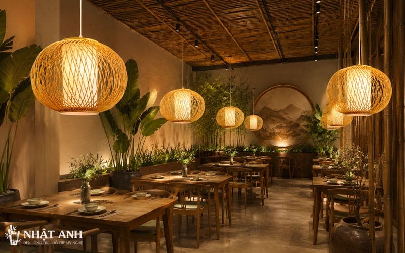 Đèn Tre Hình Đĩa Bay Chống Mọt tạo ánh sáng vàng dịu, phù hợp nhà hàng truyền thống, nhà hàng chay, không gian ẩm thực mộc mạc.
